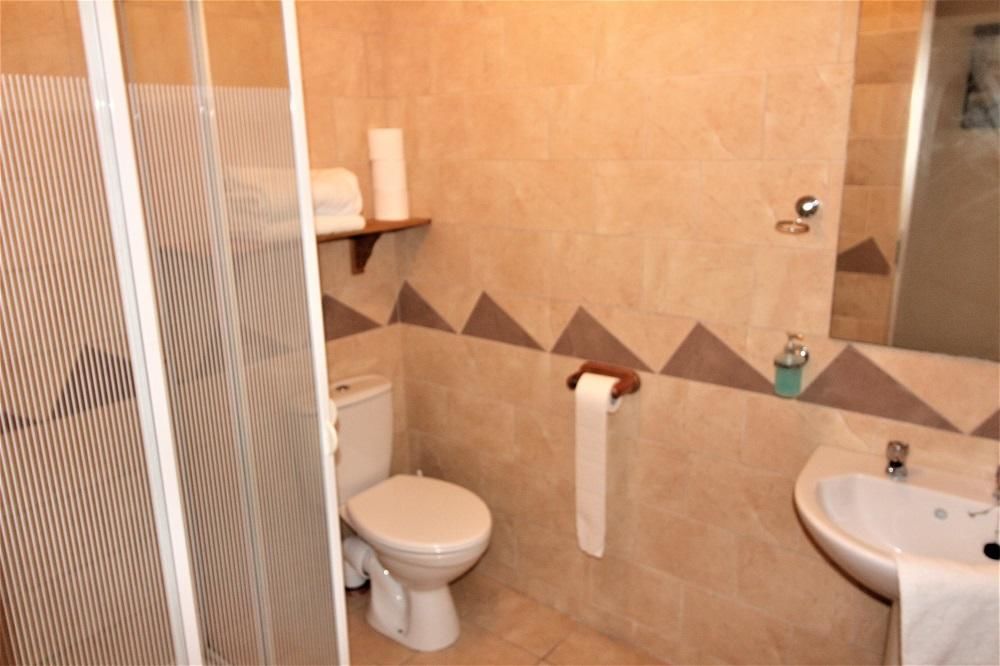 Отели типа «постель и завтрак» The Connaught Inn Каслбар